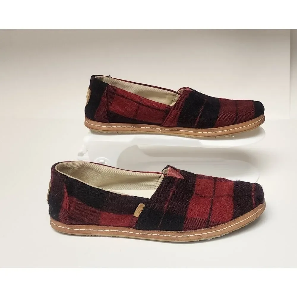 TOMS WOMEN'S CLASSIC SLIP-ON SHOES IN RED PLAID SIZE 6